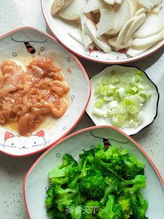 杏鲍菇炒西兰花的做法步骤:4
