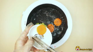 时蔬鳕鱼松蛋黄粥的做法步骤:2