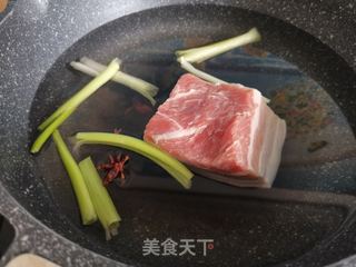 五花肉炖酸菜的做法步骤:2