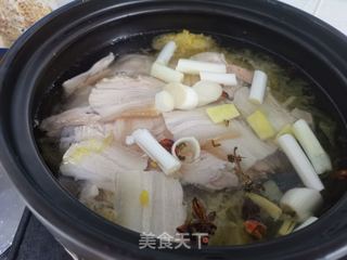 五花肉炖酸菜的做法步骤:7