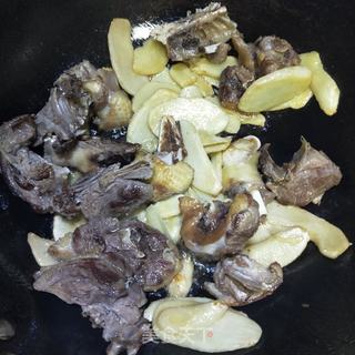 板栗沙茶鸭的做法步骤:7