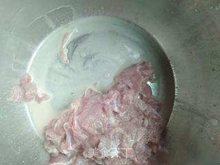 金针菇肉片儿汤的做法步骤:2