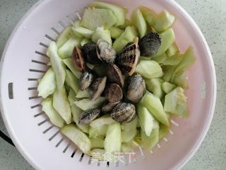 花甲丝瓜汤的做法步骤：1