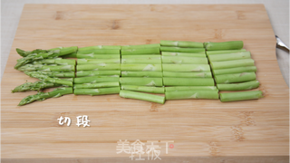 芦笋炒鸡蛋丨秋季最适合吃的蔬菜是它,鲜嫩爽脆的做法步骤:2