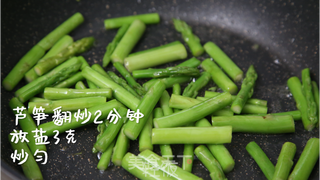 芦笋炒鸡蛋丨秋季最适合吃的蔬菜是它,鲜嫩爽脆的做法步骤:5