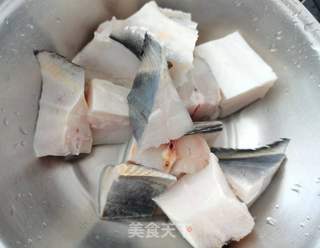 梅干菜烤黑长鳞婆子鲳鱼的做法步骤:2