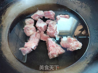 银耳胡萝卜排骨汤的做法步骤:3
