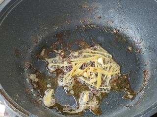 油爆大虾的做法步骤:5