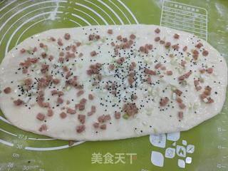 火腿黑芝麻香葱花卷的做法步骤:7