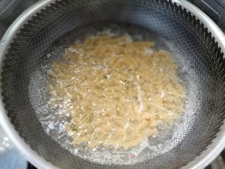 番茄牛排虾仁意面的做法步骤:2