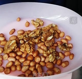 花生核桃奶的做法步骤：1