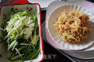 蒜苗爆炒裙边的做法步骤:2