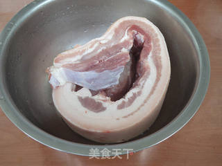 五花肉烧野生黄蘑的做法步骤:2
