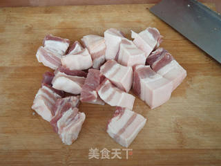 五花肉烧野生黄蘑的做法步骤:3