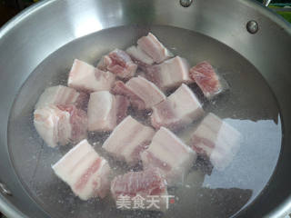 五花肉烧野生黄蘑的做法步骤:4