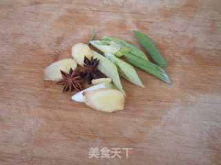 五花肉烧野生黄蘑的做法步骤:5