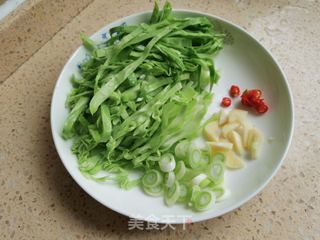 家常卷心菜炒肉丝的做法步骤:2
