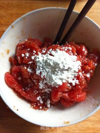 洋葱姜芽炒牛肉的做法步骤:2