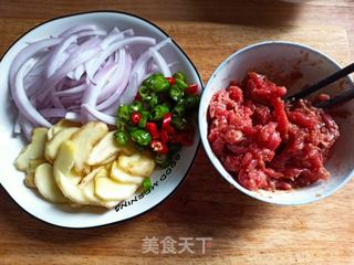 洋葱姜芽炒牛肉的做法步骤:3