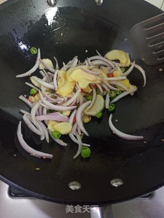 洋葱姜芽炒牛肉的做法步骤:6