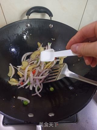 洋葱姜芽炒牛肉的做法步骤:7