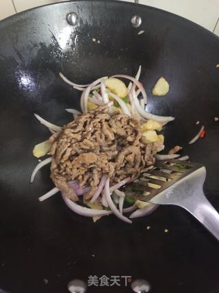 洋葱姜芽炒牛肉的做法步骤:8
