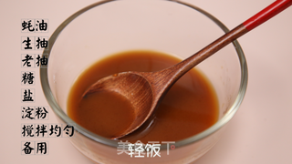 蚝油焖双菇丨这两样素菜放在一起炒一炒,比肉还香的做法步骤:3