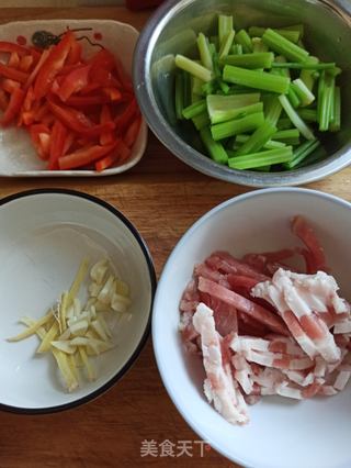 红椒肉丝炒芹菜的做法步骤:2