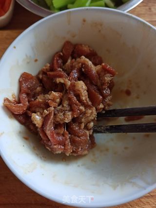 红椒肉丝炒芹菜的做法步骤:5