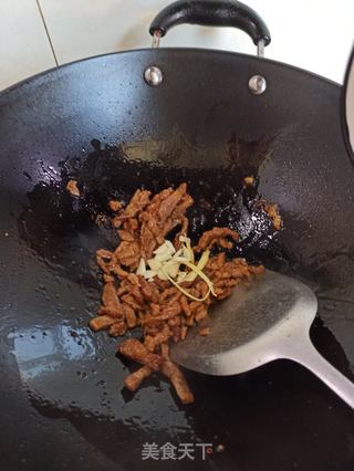 红椒肉丝炒芹菜的做法步骤:7