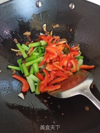 红椒肉丝炒芹菜的做法步骤:8
