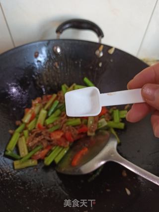 红椒肉丝炒芹菜的做法步骤:9