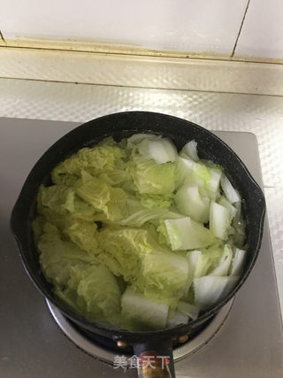 娃娃菜鱼酥鱼蛋饺汤的做法步骤：1