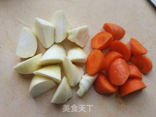 胡萝卜茭白炒排骨的做法步骤:2