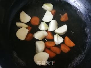 胡萝卜茭白炒排骨的做法步骤:3