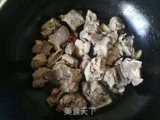 胡萝卜茭白炒排骨的做法步骤：7