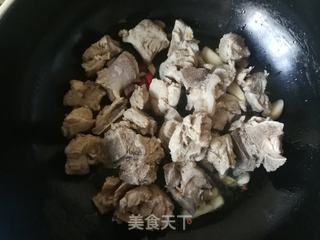 胡萝卜茭白炒排骨的做法步骤:7