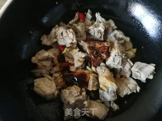 胡萝卜茭白炒排骨的做法步骤:8