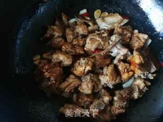 胡萝卜茭白炒排骨的做法步骤:9