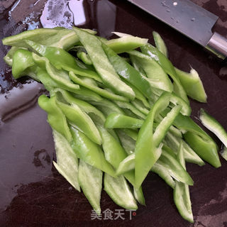 青椒炒鸡蛋火腿的做法步骤：3