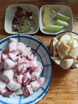 五花肉焖冬笋的做法步骤：1
