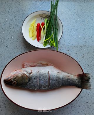 清蒸鲈鱼的做法步骤:2