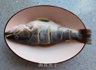 清蒸鲈鱼的做法步骤:4