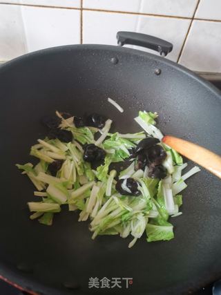 白菜粉条肉丸汤的做法步骤:9