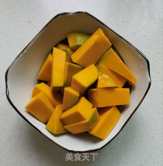 南瓜枸杞小米粥的做法步骤:2