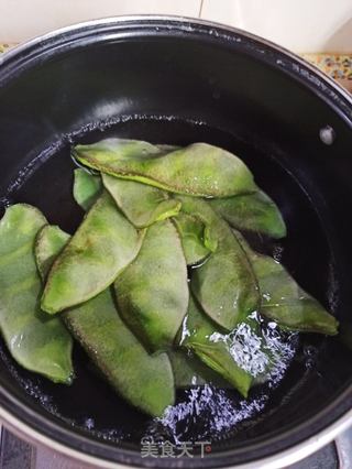 腊肉炒扁豆的做法步骤:2