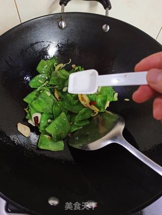 腊肉炒扁豆的做法步骤:9