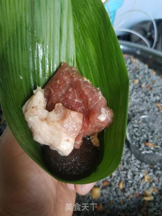 海鲜蛋黄灰粽的做法步骤:11