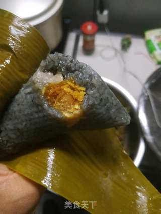 海鲜蛋黄灰粽的做法步骤:14