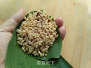 腊肉咸蛋黄粽子的做法步骤:8